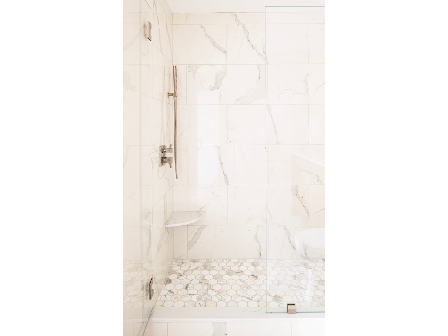 shower_marble tile floor